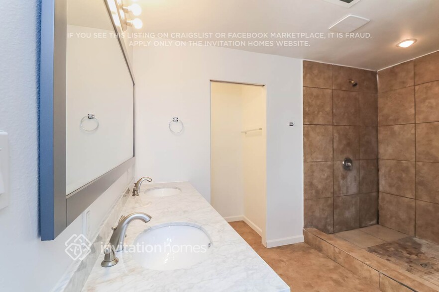 Building Photo - 213 E Carson Cir