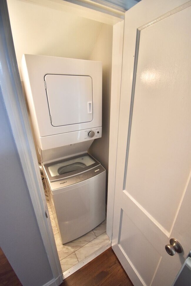 Building Photo - 219 E 6th Ave