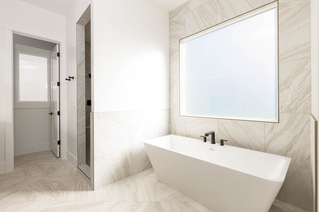 Building Photo - 6 bed / 4 bath / 3 car garage custom home in Pecan Valley