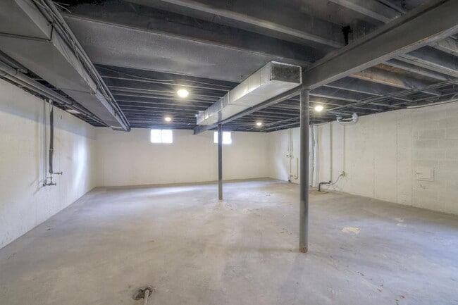 Building Photo - 10530 W 92nd Pl