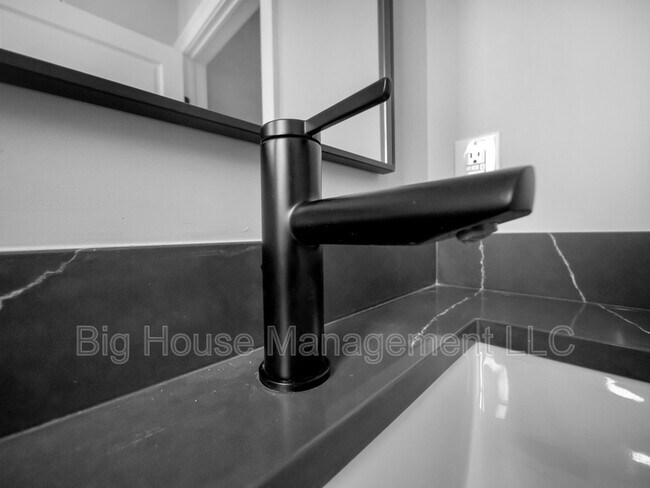 Building Photo - 707 Druid Park Lake Dr