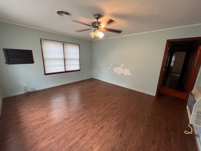 Building Photo - 472 E Jordan Ave