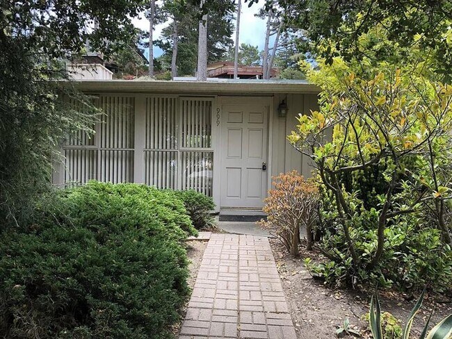 Building Photo - Pacific Grove safe home