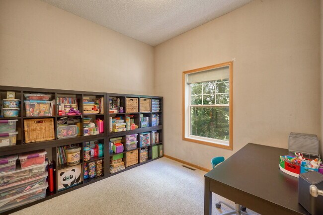 Building Photo - Spacious 4-Bedroom, 4 Bathroom Plymouth Townhouse with Cozy Fireplace - 2510 Sq Ft of Comfort!