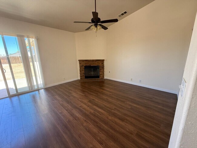 Building Photo - Beautiful Home In Apple Valley Vineyards-4...