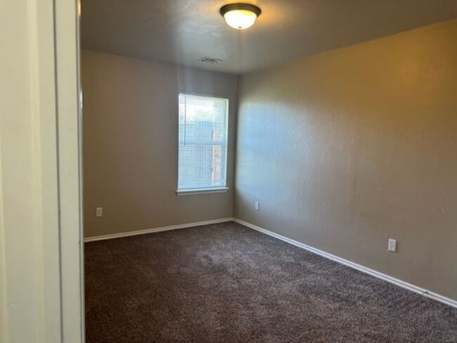 Building Photo - Great Duplex with Open Floor Plan - Wood Laminate Floors in Living