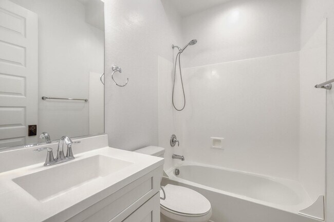 Building Photo - 8723 W Vista Ave