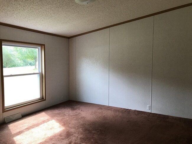 Building Photo - Welcome to this Spacious 3 Bedroom, 2 Bath...