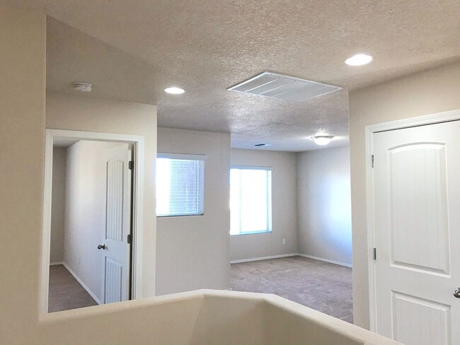 Building Photo - Spacious 4 bedroom Rio Rancho home. Large ...