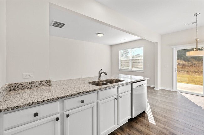 Building Photo - 3 BR, 2.5 BA Townhome, 6-12 month lease av...