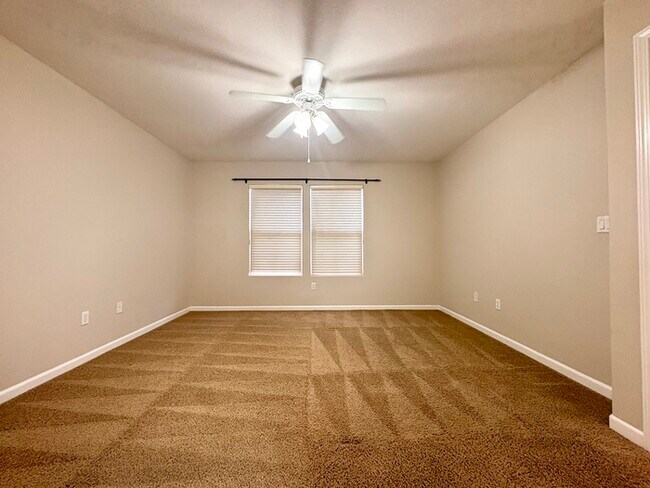 Building Photo - Beautiful Well Kept 2 Bedroom, 2 Bathroom in Roseville!