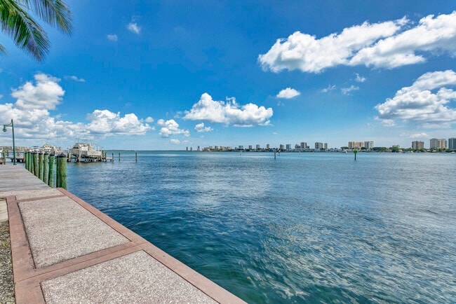 Building Photo - 2640 Lake Shore Dr