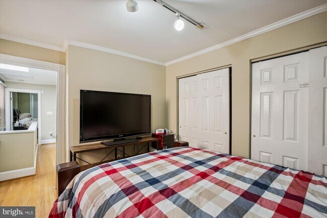 Building Photo - 763 10th St SE