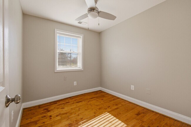 Building Photo - 3878 9th St SE