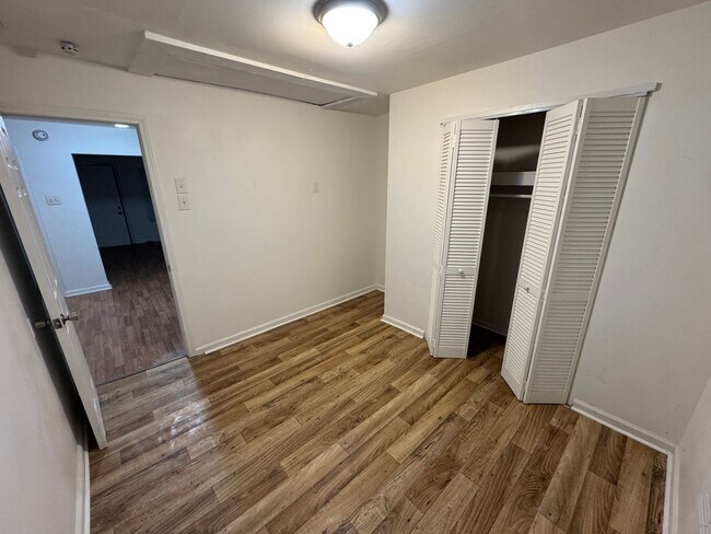 Building Photo - 274 Wrexham Ave