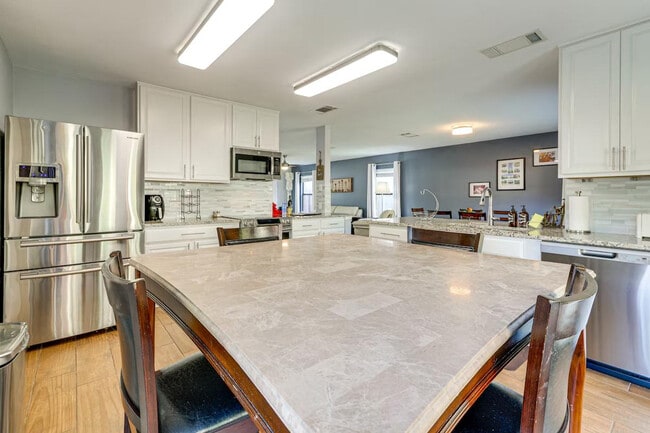 Building Photo - 1122 Gruene Rd