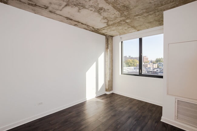 Building Photo - 1714 W Roscoe St