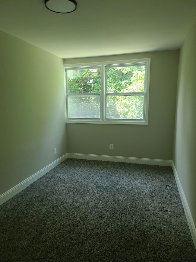 Building Photo - Newly Renovated Townhome Coming Soon!