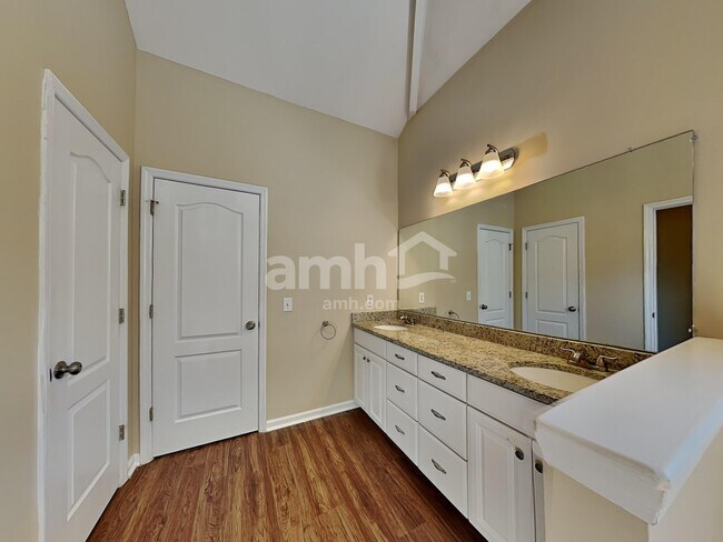 Building Photo - 4002 Greentree Ct