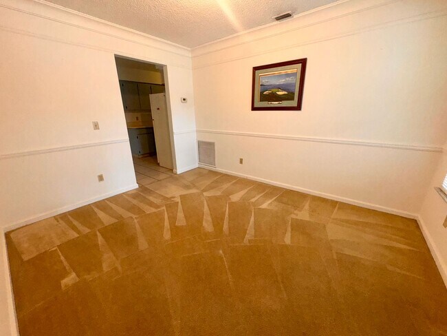 Building Photo - 3 bedroom 2 bath home with solar panels, workshop, large backyard and Florida Room!