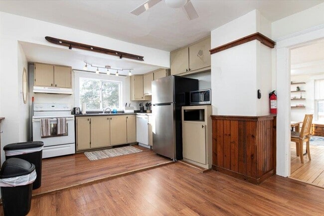 Building Photo - 122 Oak St