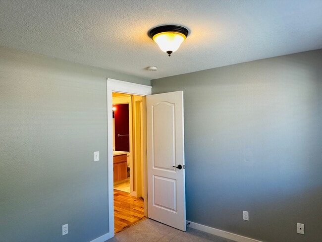 Building Photo - Charming Fisher's Landing Home