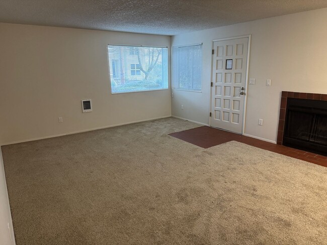 Building Photo - Spacious ground level 1br/1ba Apt with attached garage and washer/dryer in unit