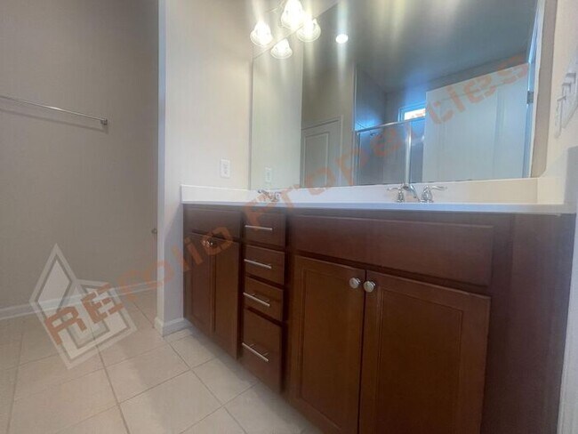 Building Photo - Luxury 3 Story 4 BD/3.5 Bath Townhome @ Sm...