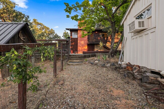 Building Photo - 1640 Highland Ave