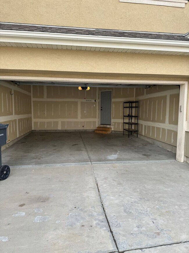 Building Photo - Townhouse with Spacious layout and convien...