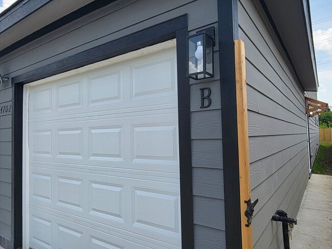 Building Photo - ? Stunning Duplex with Garage & Modern Fin...
