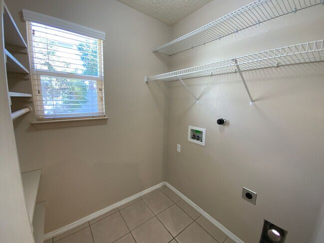 Building Photo - 3 Bedroom Home Available Near Unser Blvd N...