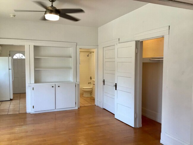 Building Photo - 1BD 1BA Point Loma Apartment - Hardwood Fl...