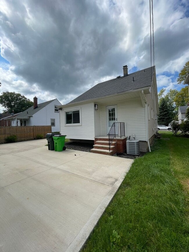 Building Photo - Charming Bungalow