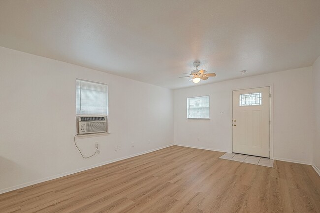 Building Photo - For Lease | Efficiency 1 Bath | 600 Sq Ft ...