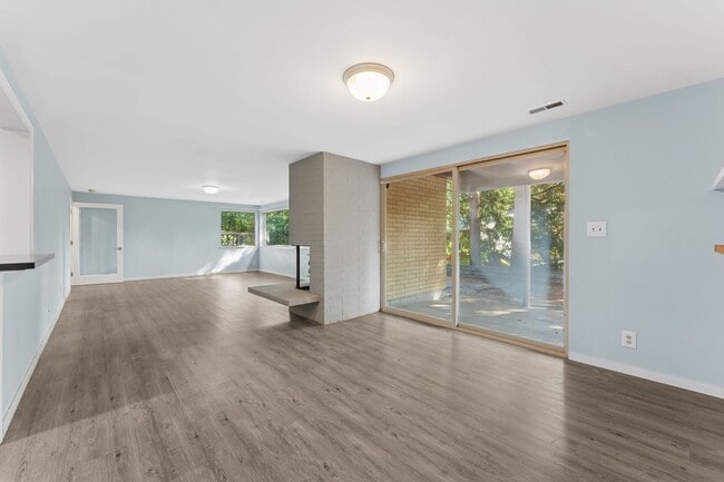 Building Photo - Mid-Century Gregory Heights 4 bedroom 2.25...