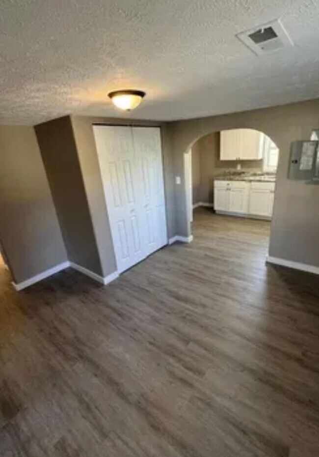 Building Photo - 2 bedroom/1 bath w/carport