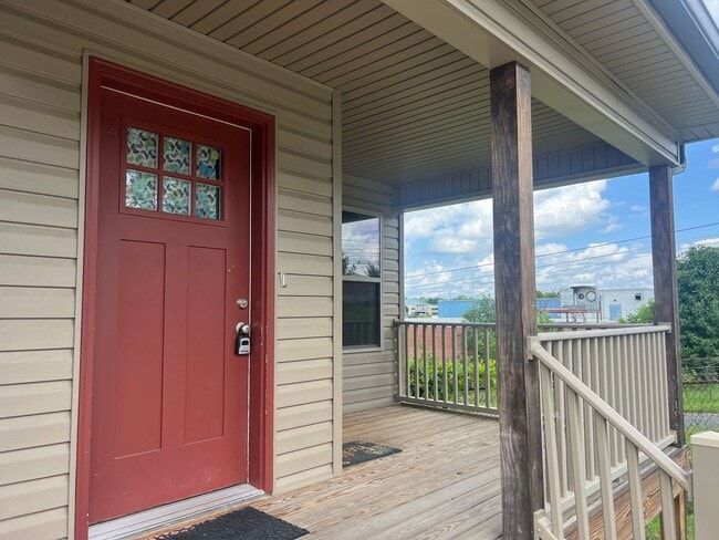 Building Photo - Beautiful home 3 minutes from ETSU!