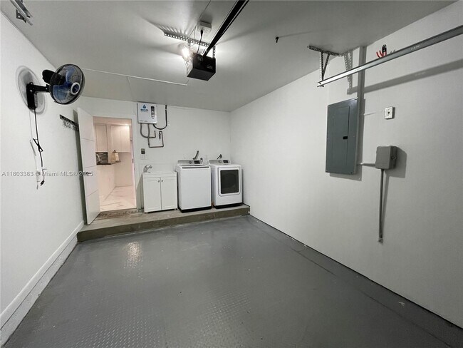 Building Photo - 7030 SW 41st Pl