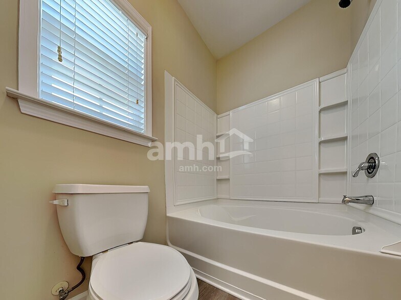 Building Photo - 216 Haywood Ln