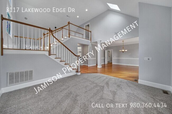 Building Photo - 3117 Lakewood Edge Dr