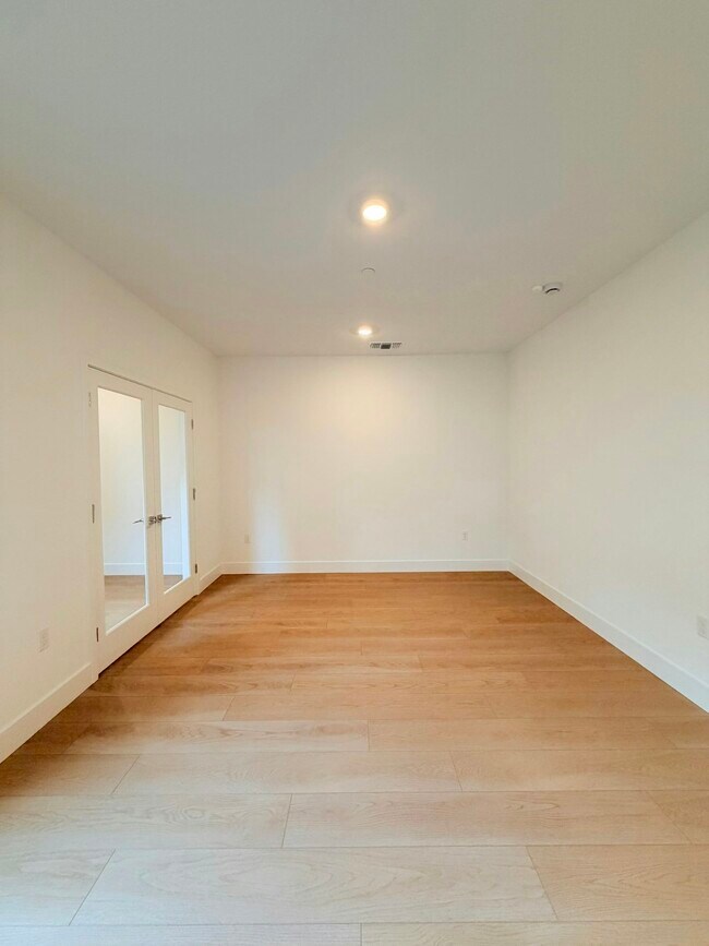 Building Photo - 325 N Paso Robles Dr