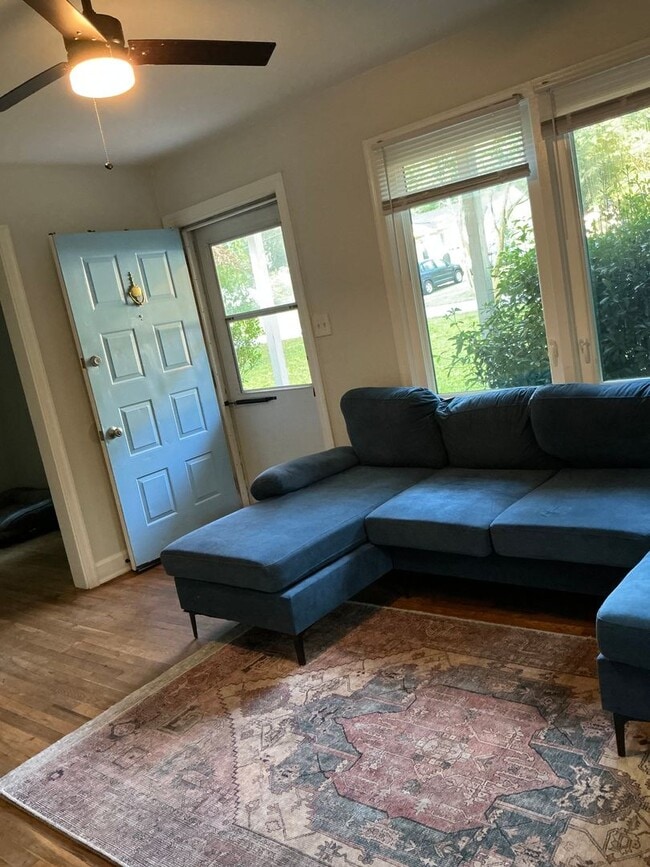 Building Photo - 2 Bedroom / One bathroom house!