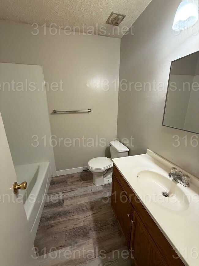 Building Photo - $865 - 2 bedroom/ 1 bathroom - Duplex