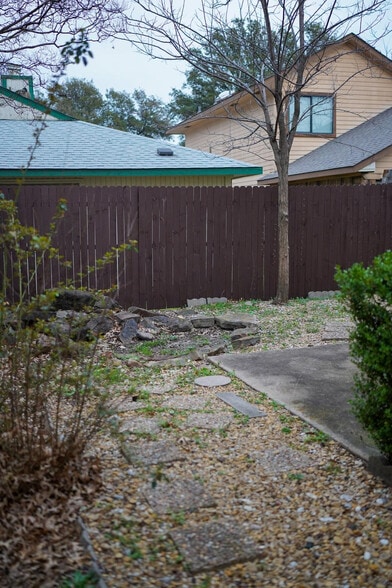 Building Photo - Room in House on Corona Dr