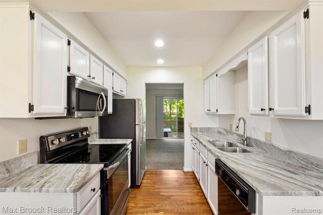 Building Photo - 1823 Torquay Ave