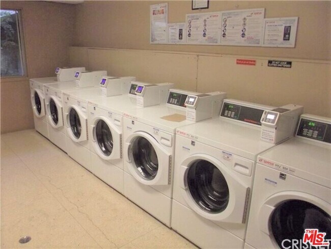 Building Photo - 2501 W Redondo Beach Blvd