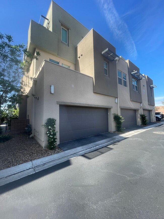 Primary Photo - This spectacular 3-bed condo located acros...