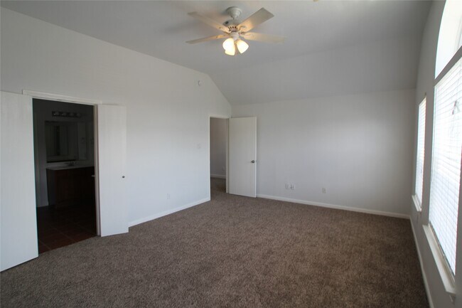 Building Photo - 814 Forest Thicket Ln