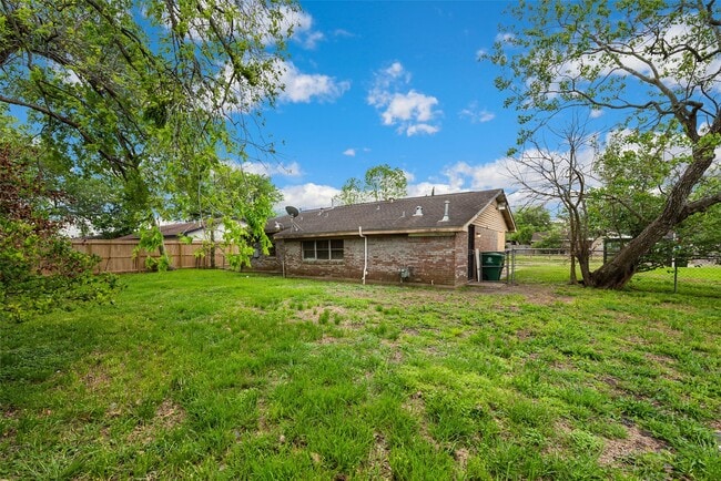 Building Photo - 5503 S Acres Dr